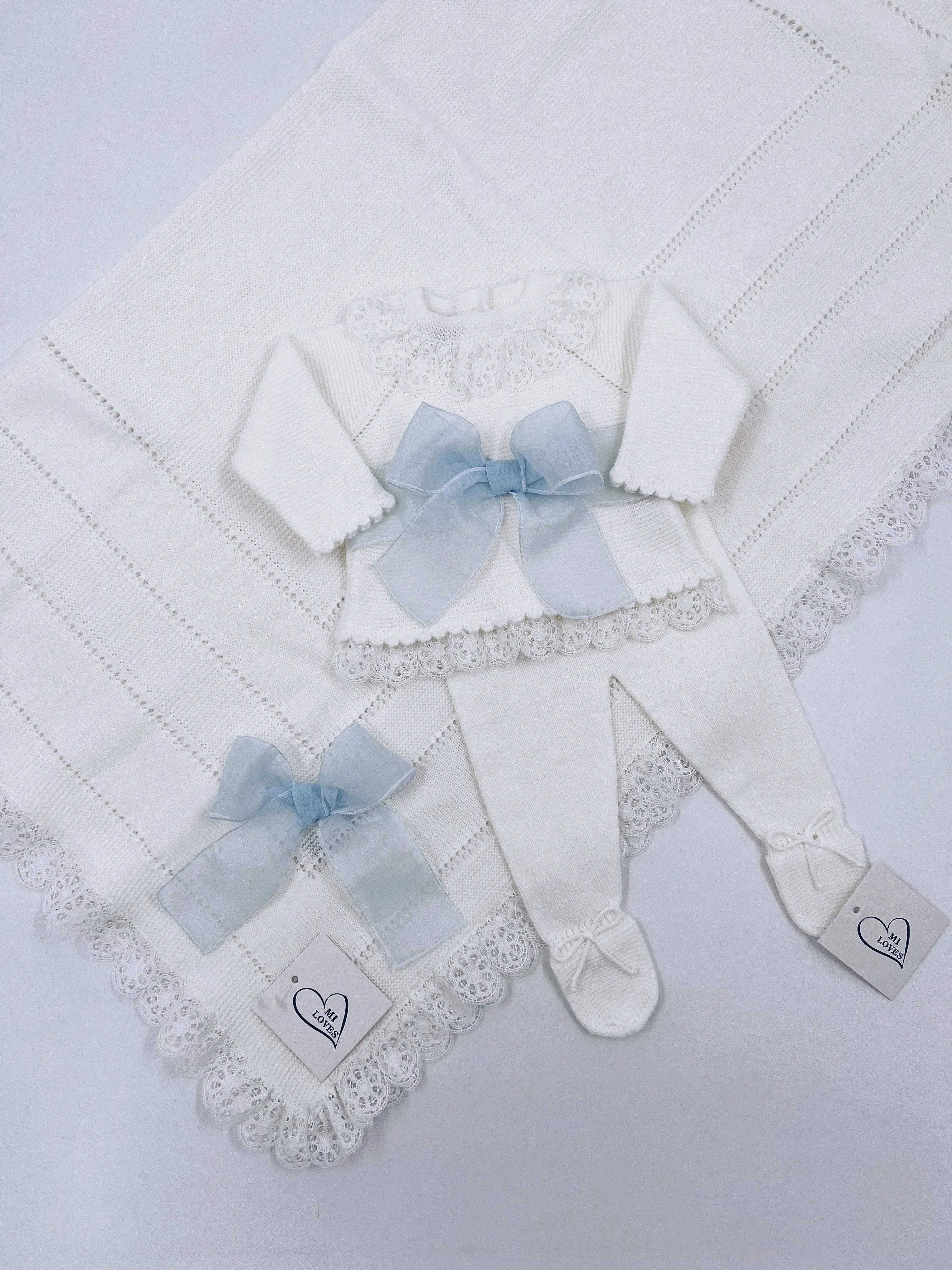 Beautiful Ivory knitted blanket with Dusty Blue bow and lace trim(98cm).Suitable for boys and girls.