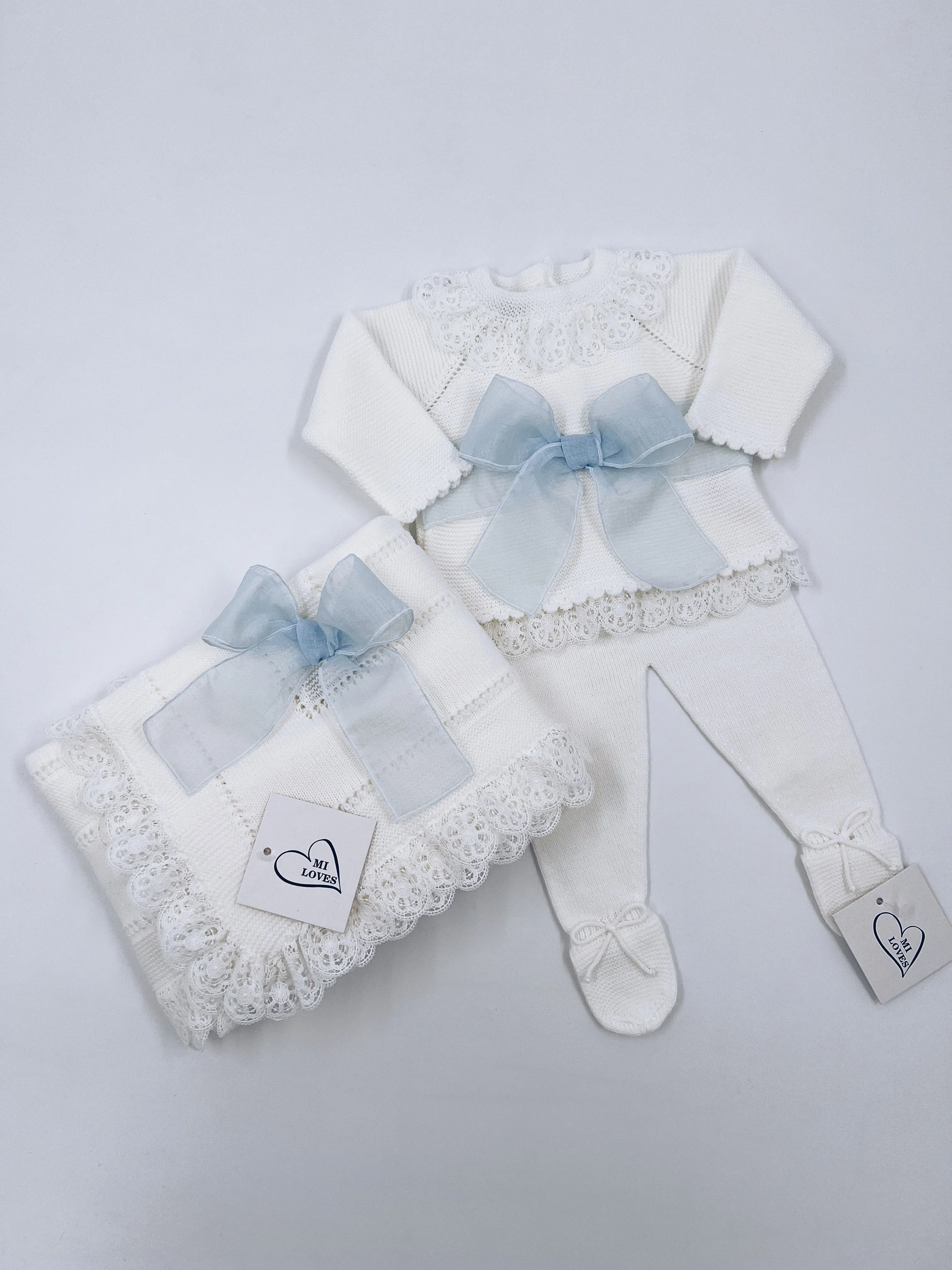 Beautiful Ivory knitted blanket with Dusty Blue bow and lace trim(98cm).Suitable for boys and girls.